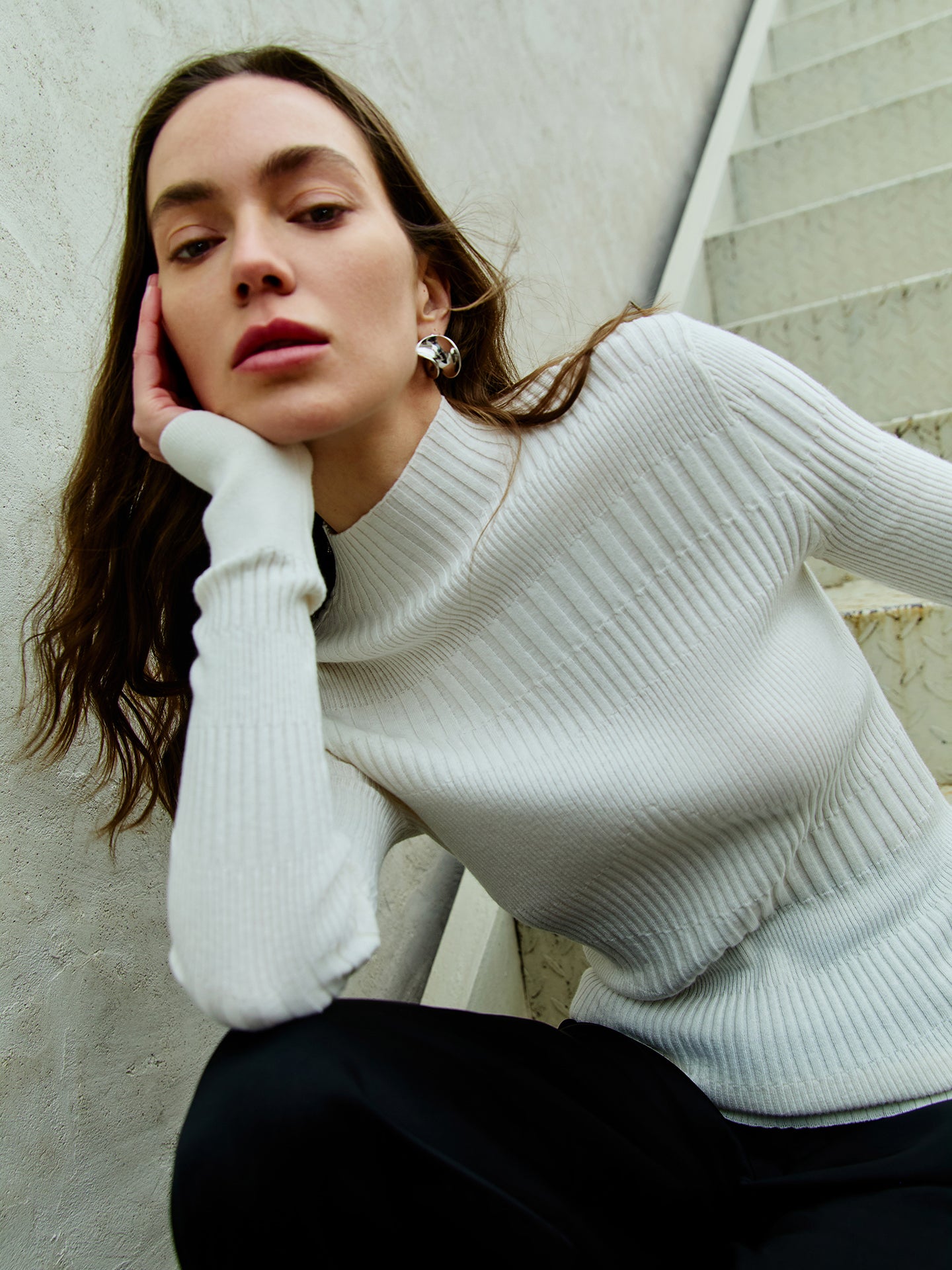 Hochgeschlossener Rippenpullover aus Baumwoll-Seiden-Kaschmir-Mischung