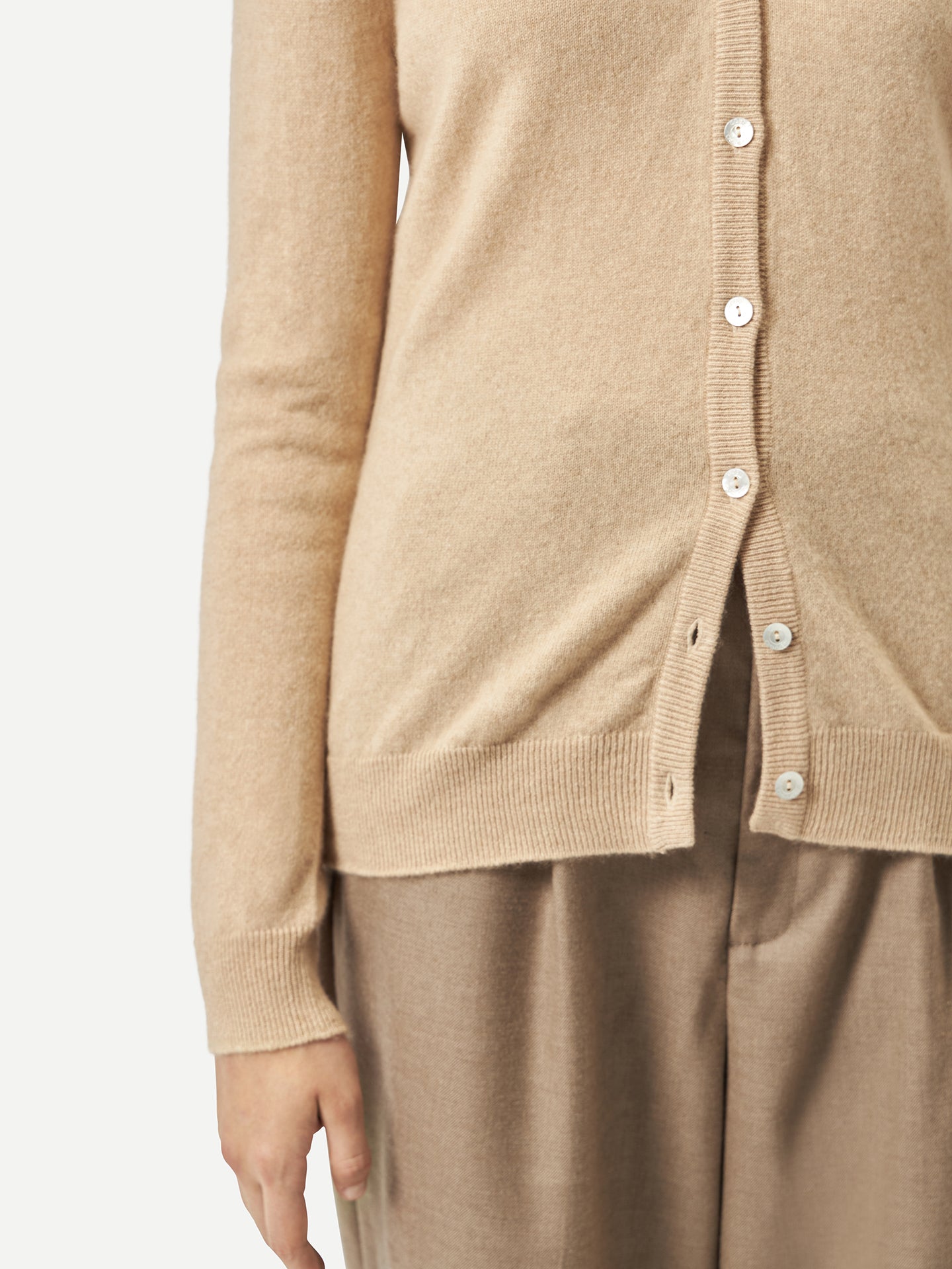 Naturfarbe V-Ausschnitt Kaschmirstrickjacke