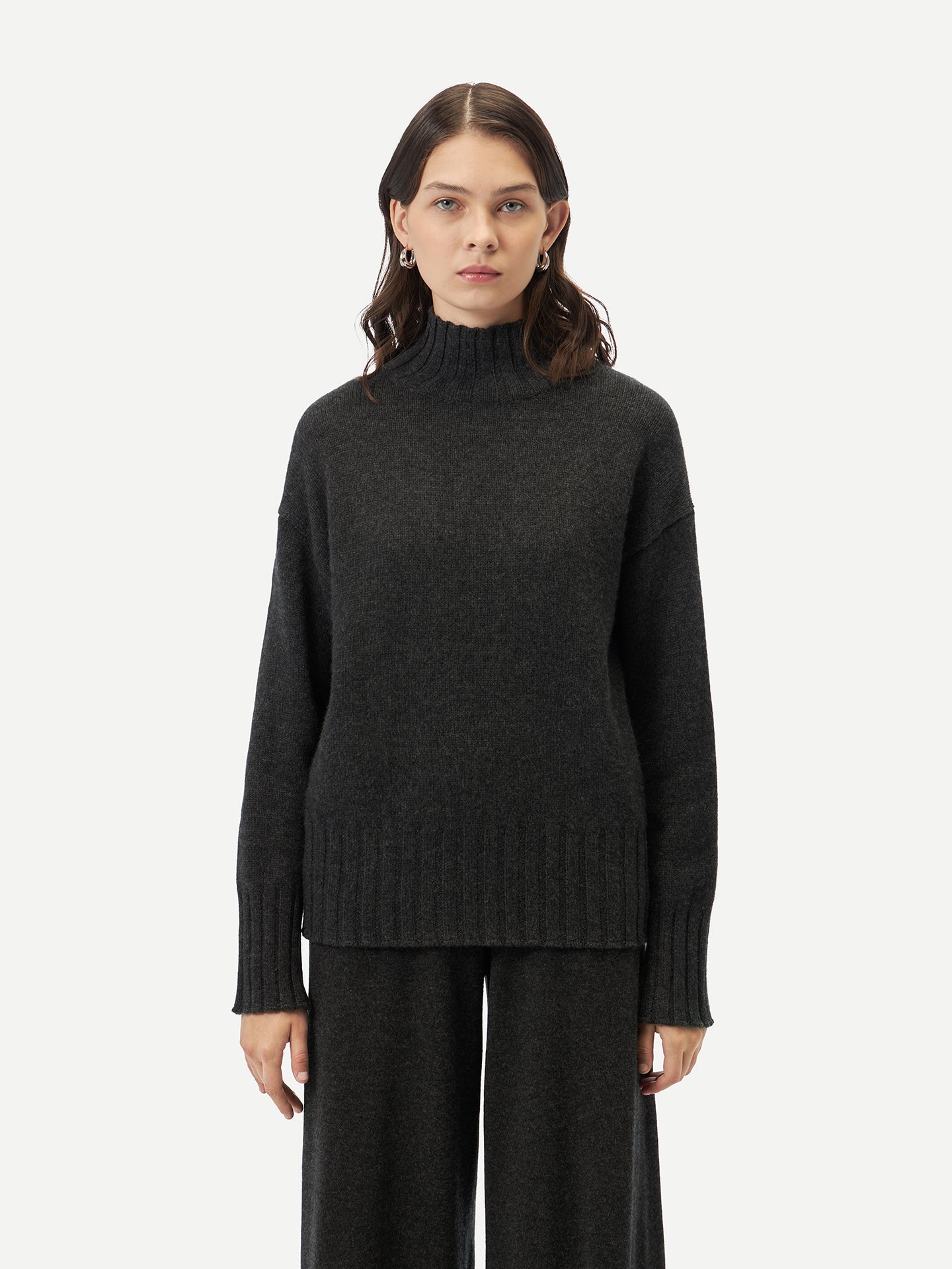 Women's Relaxed-Fit Cashmere Turtleneck Charcoal - Gobi Cashmere
