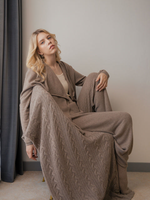 Decke mit Zopfmuster, Editorial-Foto