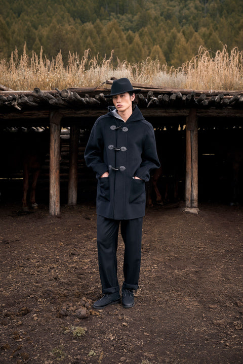 Dufflecoat aus Kaschmir mit Kapuze, Editorial-Foto