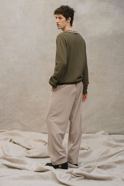Basic Kaschmirpullover mit V-Ausschnitt, Editorial-Foto
