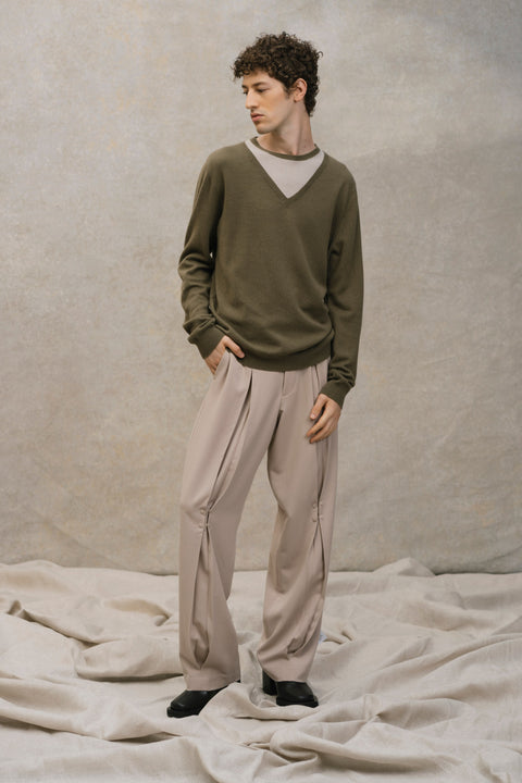 Basic Kaschmirpullover mit V-Ausschnitt, Editorial-Foto
