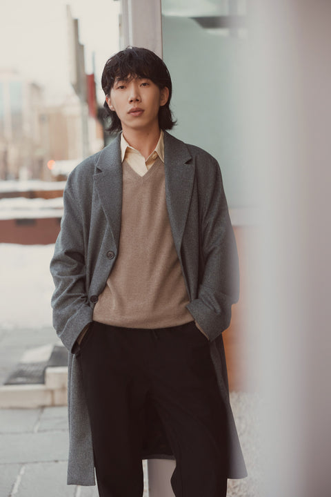 Basic Kaschmirpullover mit V-Ausschnitt, Editorial-Foto