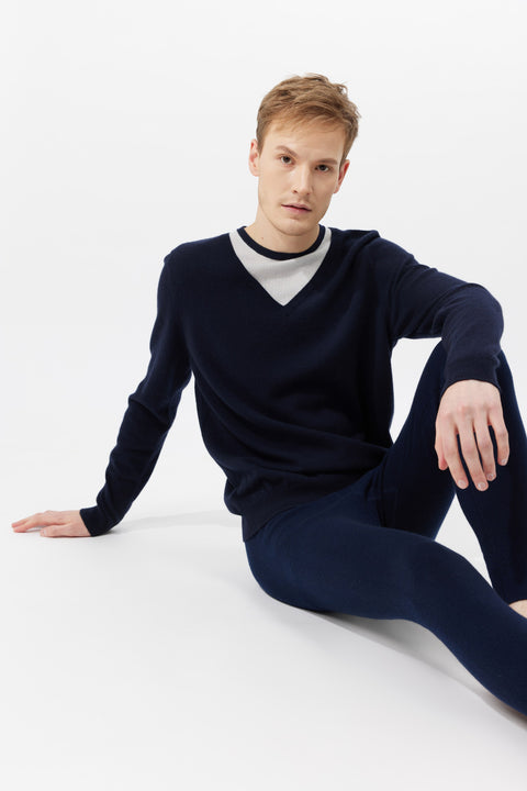 Basic Kaschmirpullover mit V-Ausschnitt, Editorial-Foto