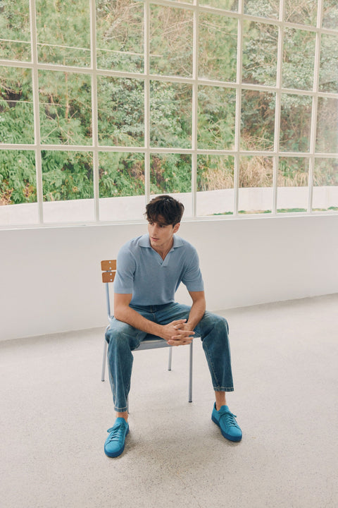 Poloshirt mit offenem Kragen aus Kaschmir-Seide in Celestial Blue, Editorial-Foto