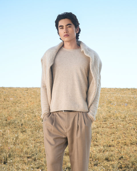 Kaschmirpullover mit Rollkante, Rundhals, Editorial-Foto