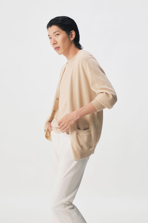 Naturfarbene Basic V-Ausschnitt Kaschmirstrickjacke mit Knöpfen, Editorial-Foto