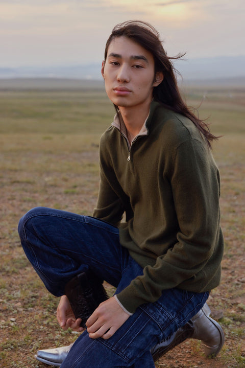 Basic Kaschmirpullover mit Halbreißverschluss in Schwarz, Editorial-Foto