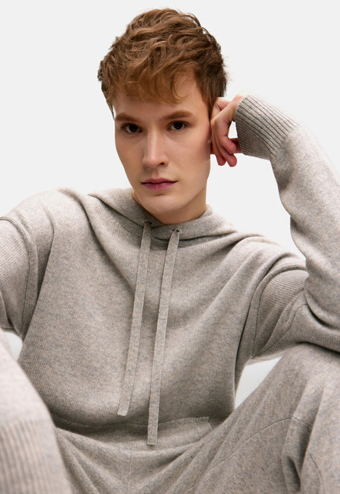 Herren Kaschmirpullover mit Kapuze in Capulet Olive, Editorial-Foto