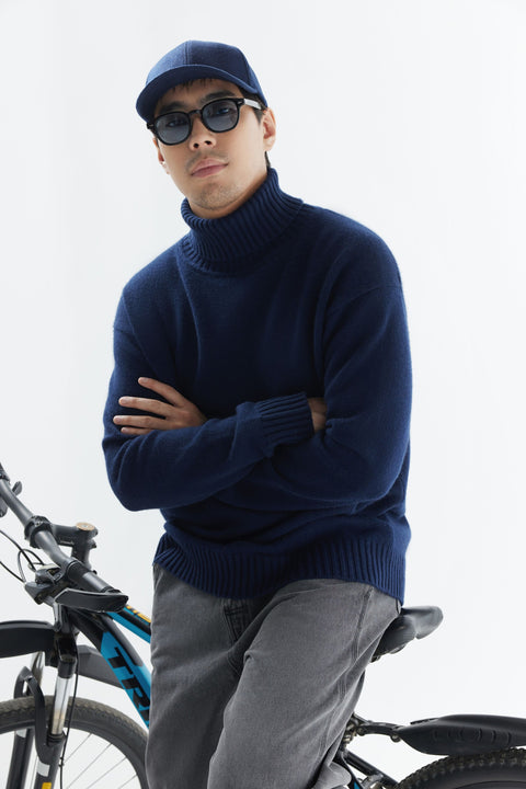 Herren Rollkragenpullover in Holzkohle, Editorial-Foto
