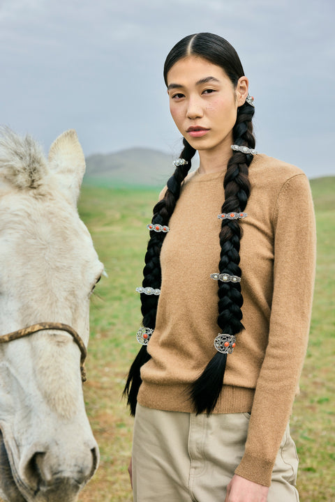 Basic R-Ausschnitt Kaschmirpullover, Editorial-Foto