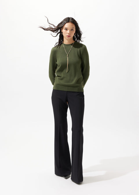 Basic R-Ausschnitt Kaschmirpullover, Editorial-Foto