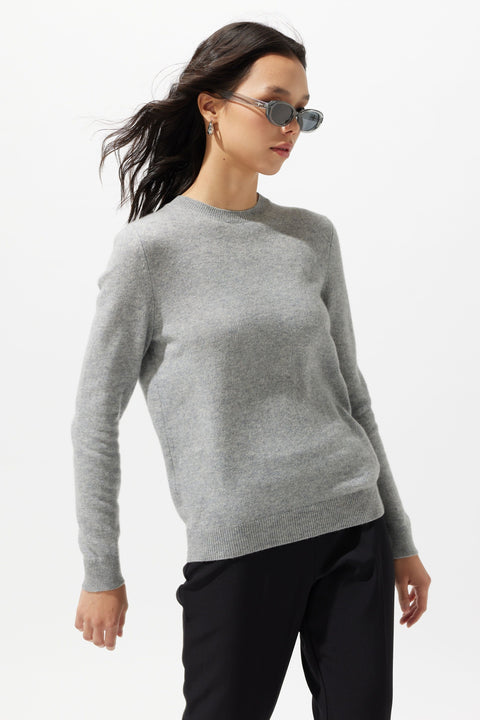 Basic R-Ausschnitt Kaschmirpullover, Editorial-Foto