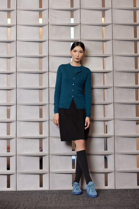 Basic R-Ausschnitt Kaschmirstrickjacke, Editorial-Foto