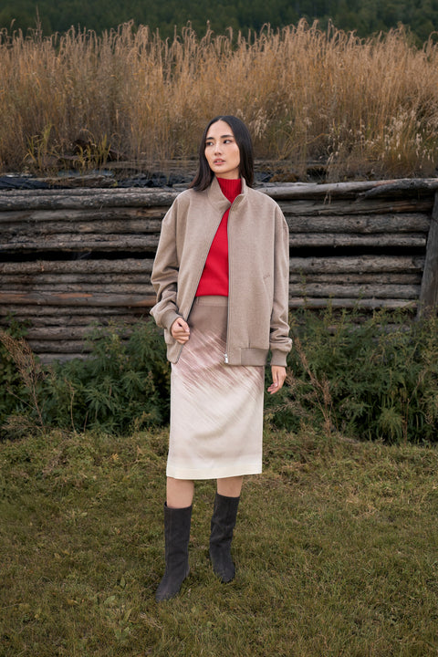 Zeitloser nahtloser Kaschmir-Rollkragenpullover in Cremeweiß, Editorial-Foto
