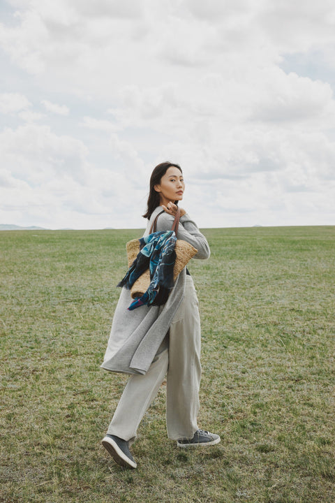 Lange Kaschmir-Strickjacke mit Schalkragen, Editorial-Foto