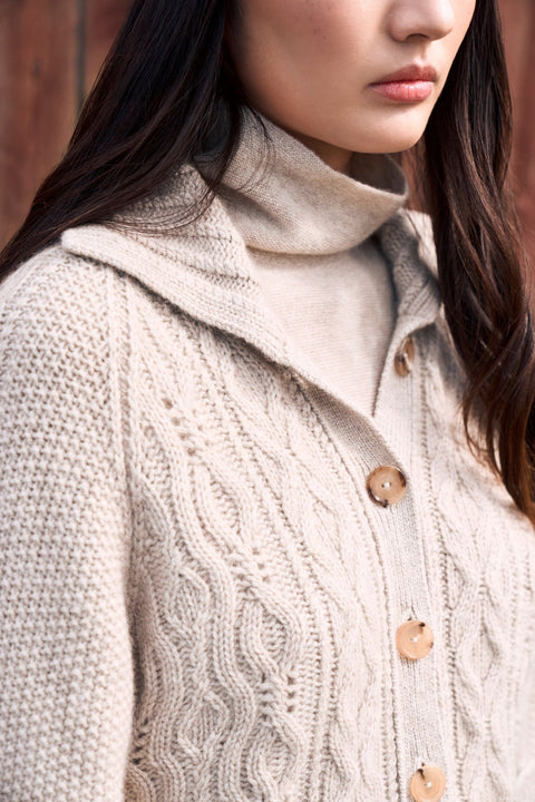 Kaschmir-Strickjacke mit Zopfmuster und Cutaway-Kragen, Editorial-Foto