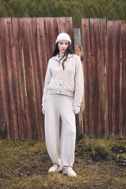 Kaschmir-Strickjacke mit Zopfmuster und Cutaway-Kragen, Editorial-Foto