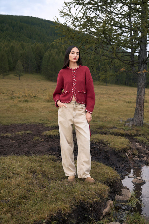 CashmeReborn Strickjacke in Kokonform mit handgeflochtenem Zopfmuster, Editorial-Foto