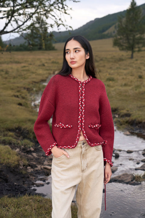 CashmeReborn Strickjacke in Kokonform mit handgeflochtenem Zopfmuster, Editorial-Foto