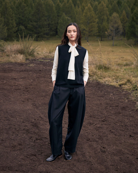 Kaschmirhose mit Barrel-Bein in Holzkohle, Editorial-Foto