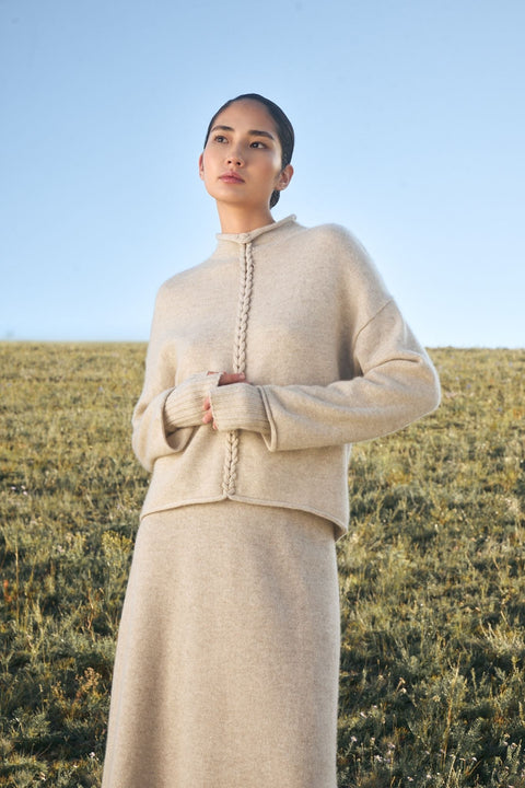 Kaschmirpullover mit Zopfgeflecht und Stehkragen, Editorial-Foto