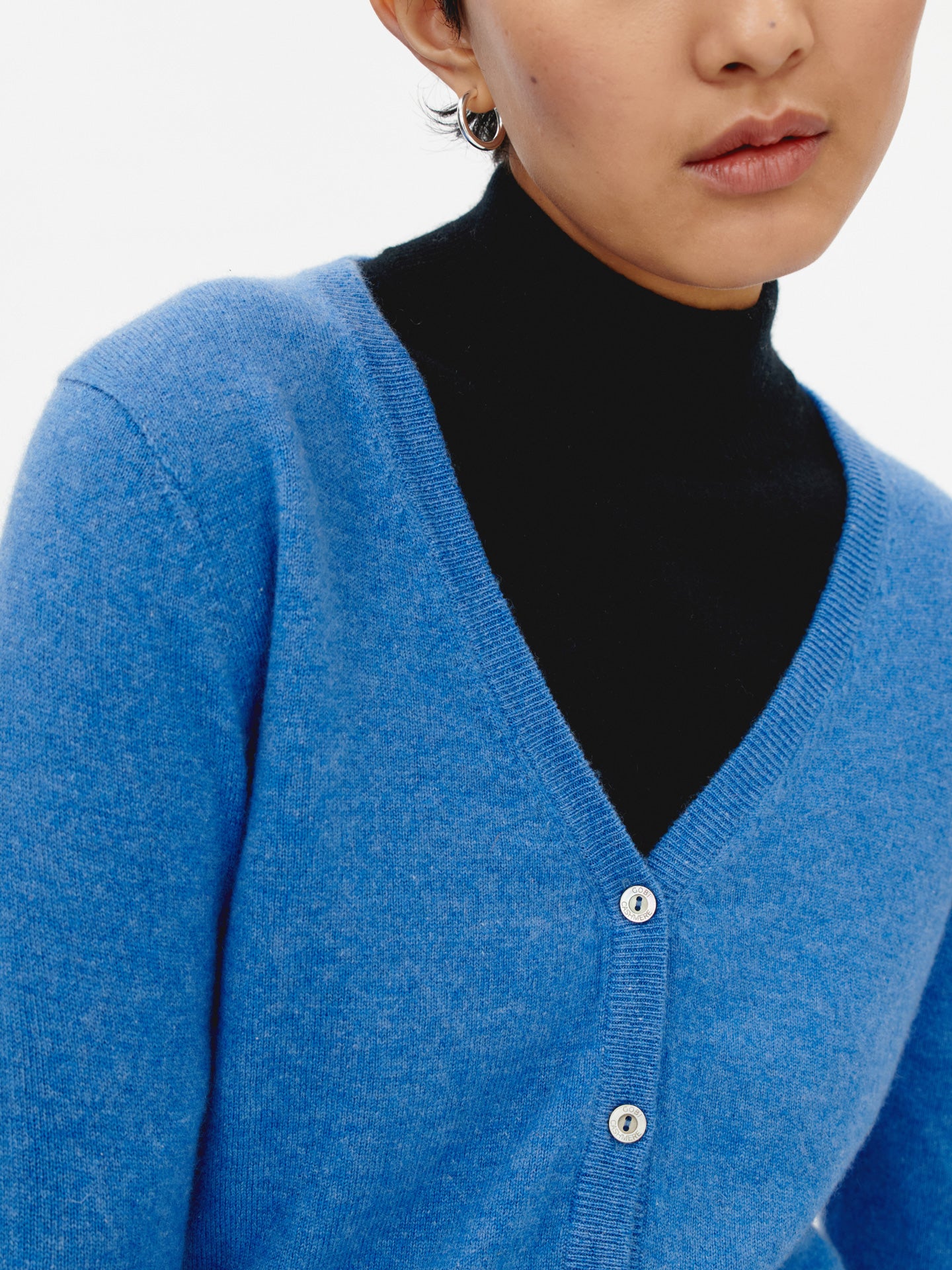 Damen Kaschmir V-Ausschnitt Strickjacke mit Knöpfen Blau - Gobi Cashmere