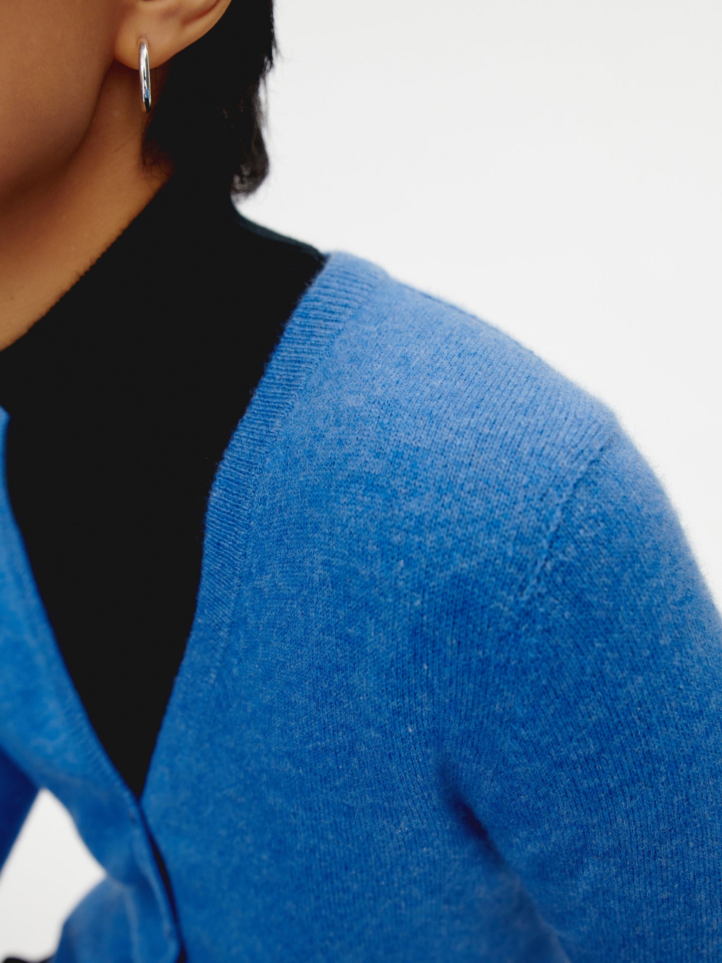 Damen Kaschmir V-Ausschnitt Strickjacke mit Knöpfen Blau - Gobi Cashmere