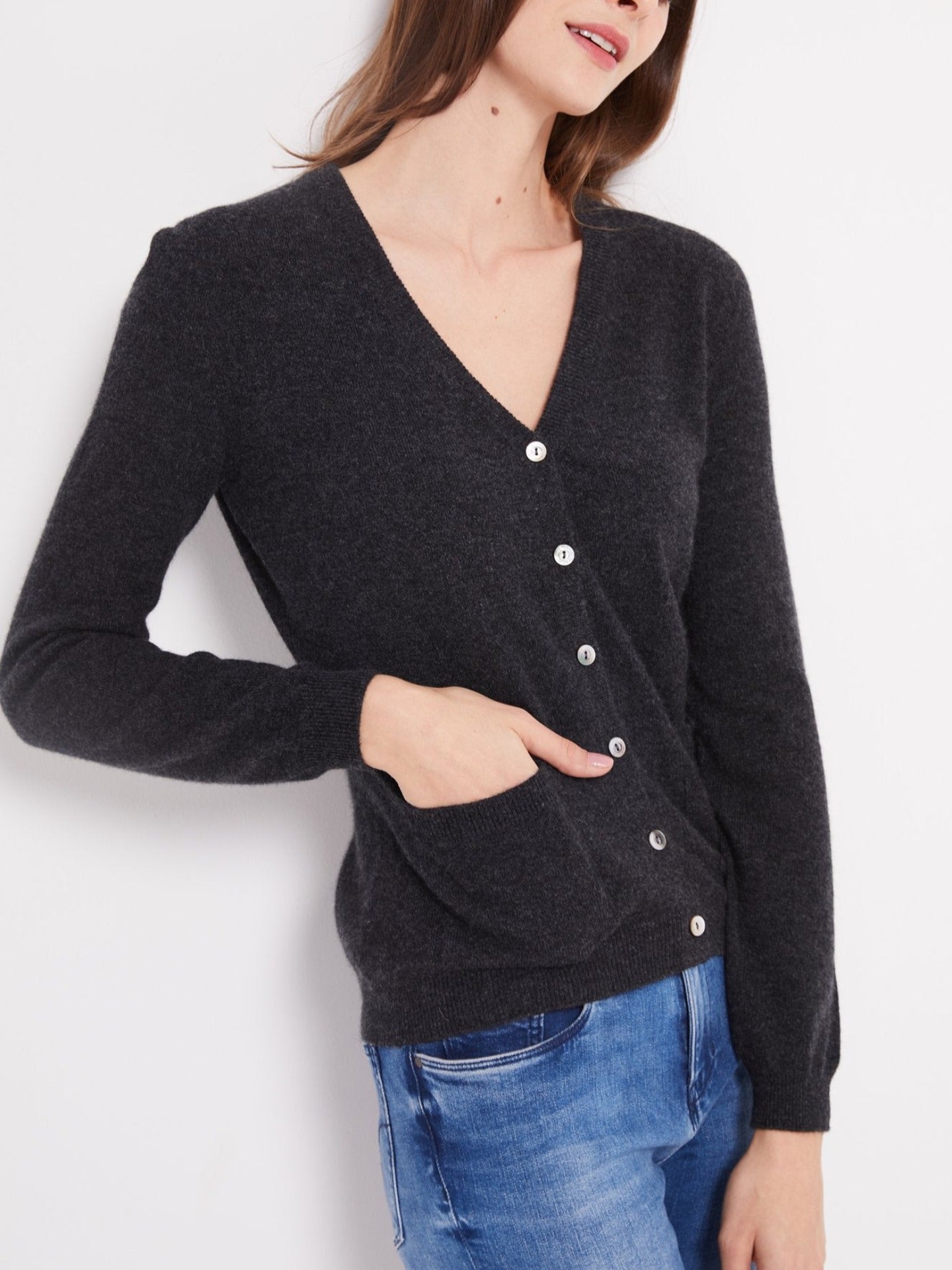 Damen Kaschmir V-Ausschnitt Strickjacke Holzkohle - Gobi Cashmere