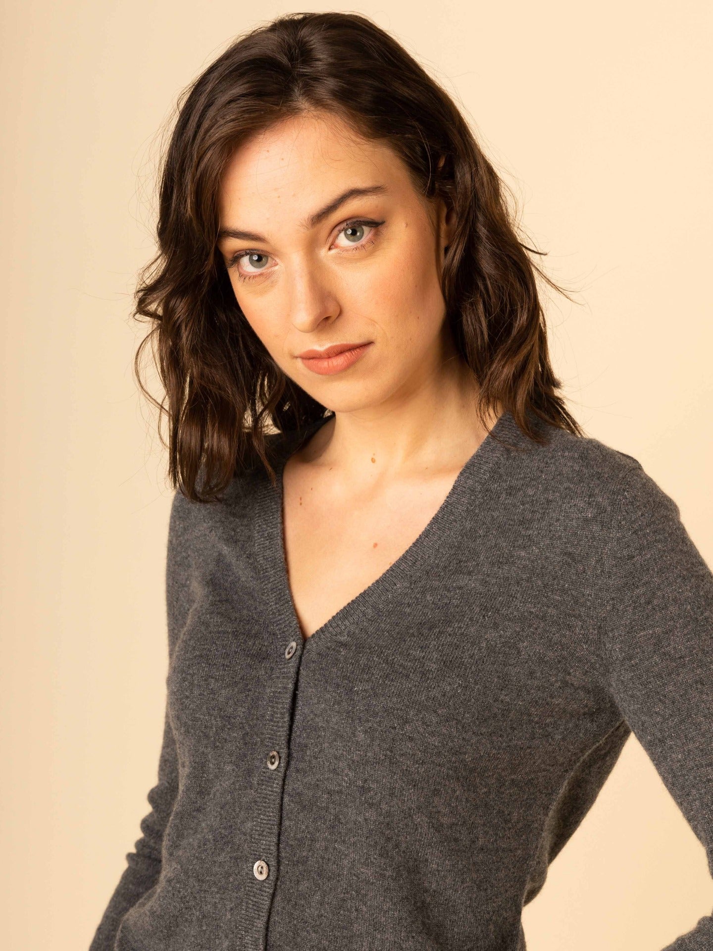 Damen Kaschmir V-Ausschnitt Strickjacke mit Knöpfen Plum Kitten - Gobi Cashmere