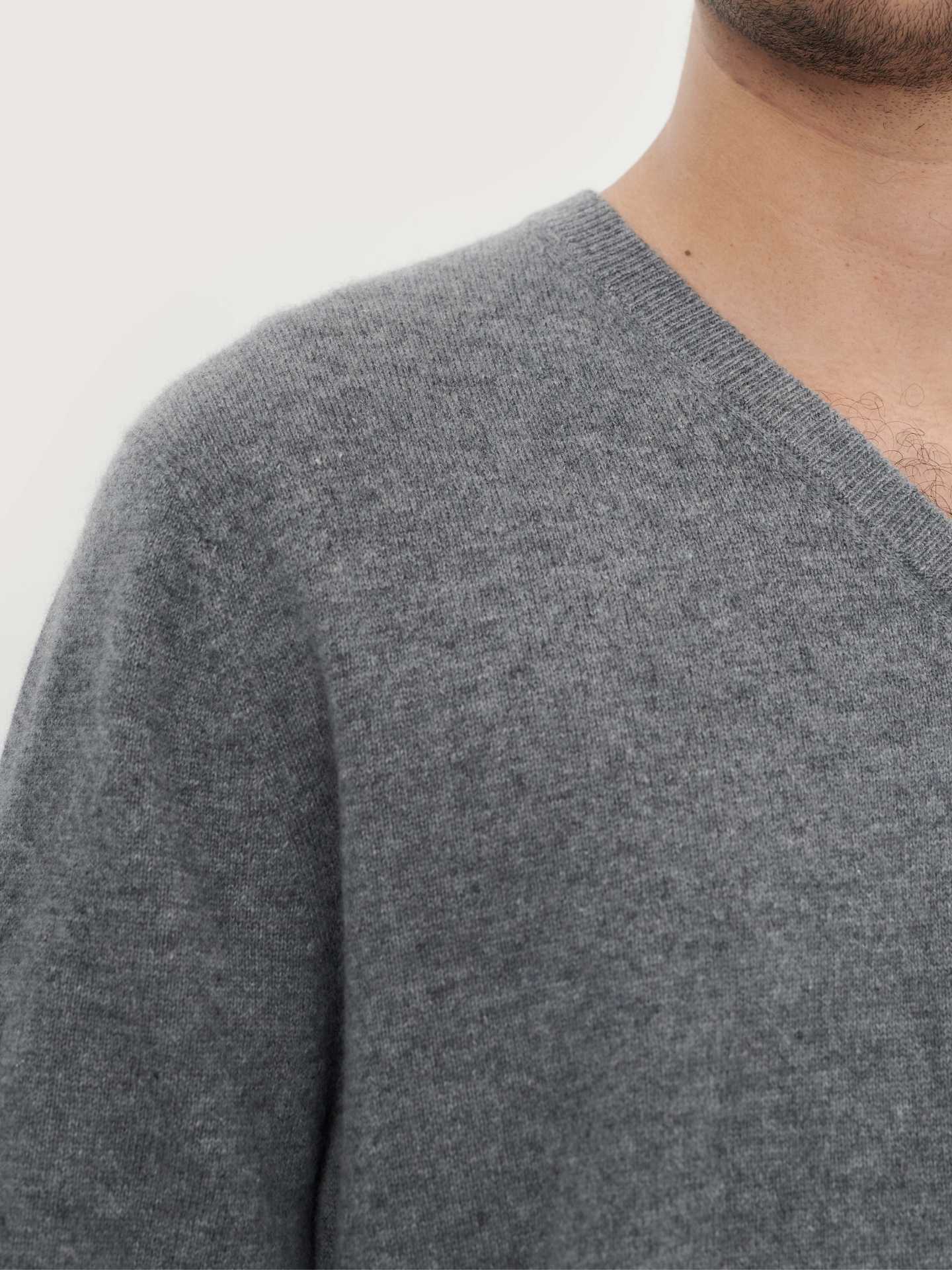 Herren Kaschmir Basic V-Ausschnitt Pullover Plum Kitten - Gobi Cashmere