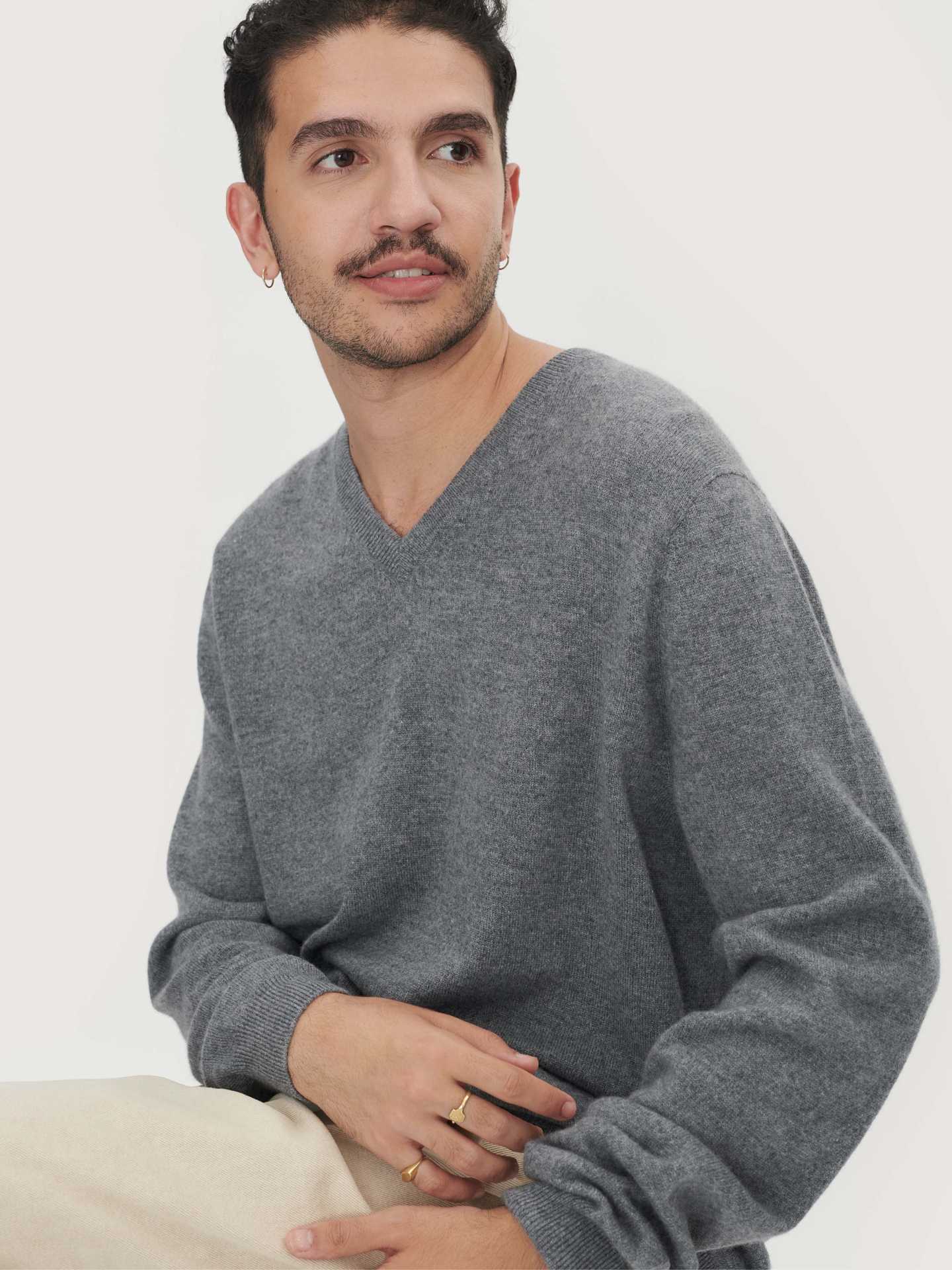 Herren Kaschmir Basic V-Ausschnitt Pullover Plum Kitten - Gobi Cashmere