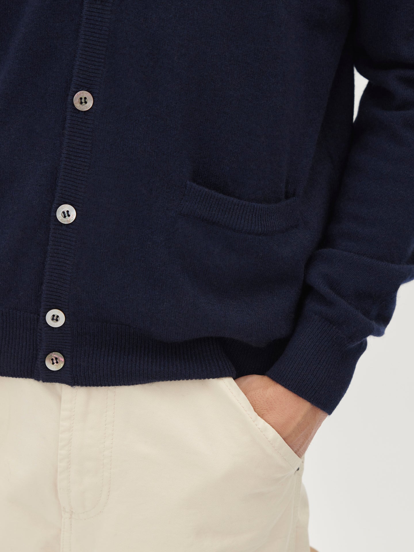 Herren Kachmir V-Ausschnitt Strickjacke Mit Knöpfen Marineblau - Gobi Cashmere