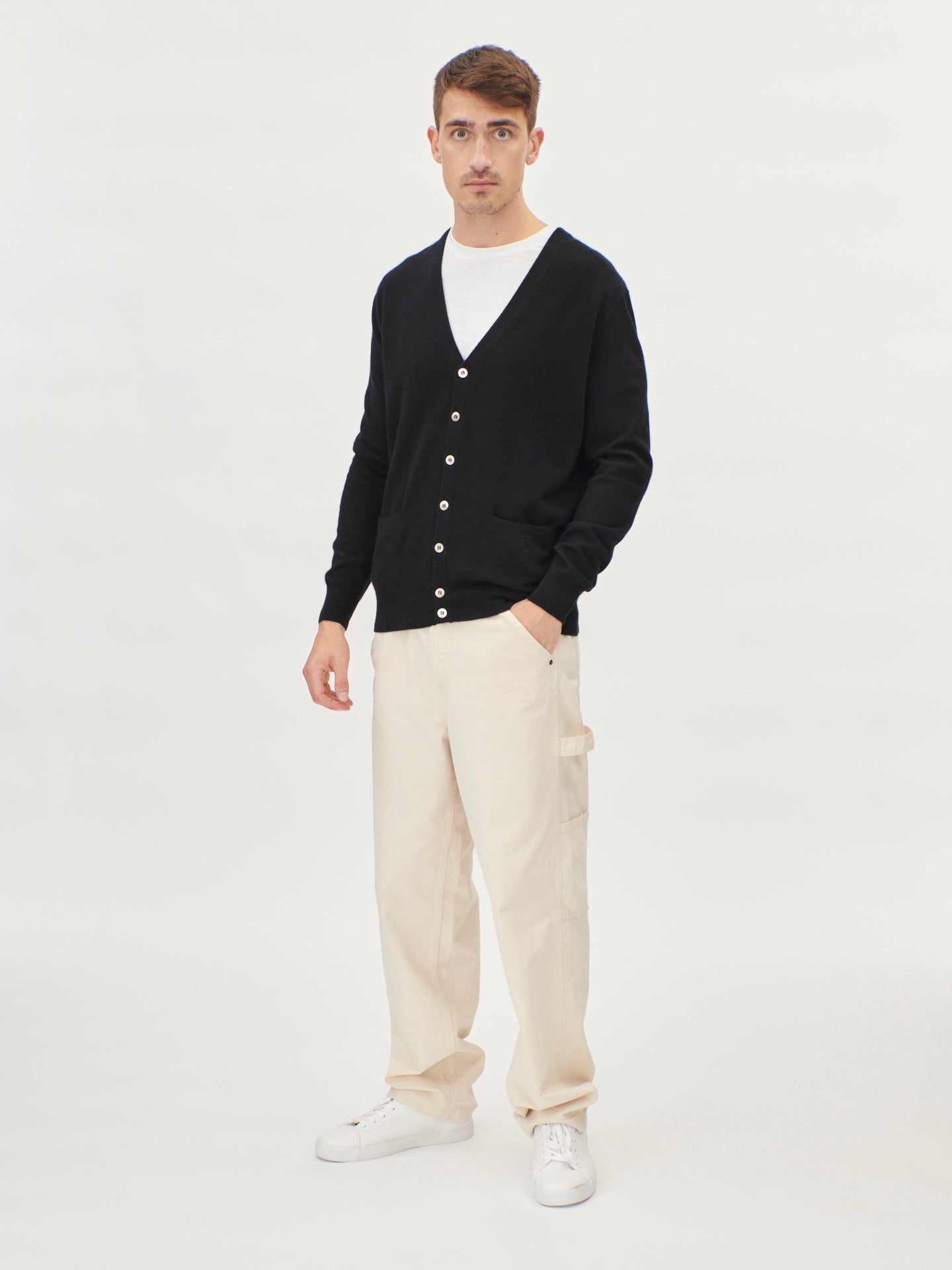 Herren Kachmir V-Ausschnitt Strickjacke Mit Knöpfen Schwarz - Gobi Cashmere