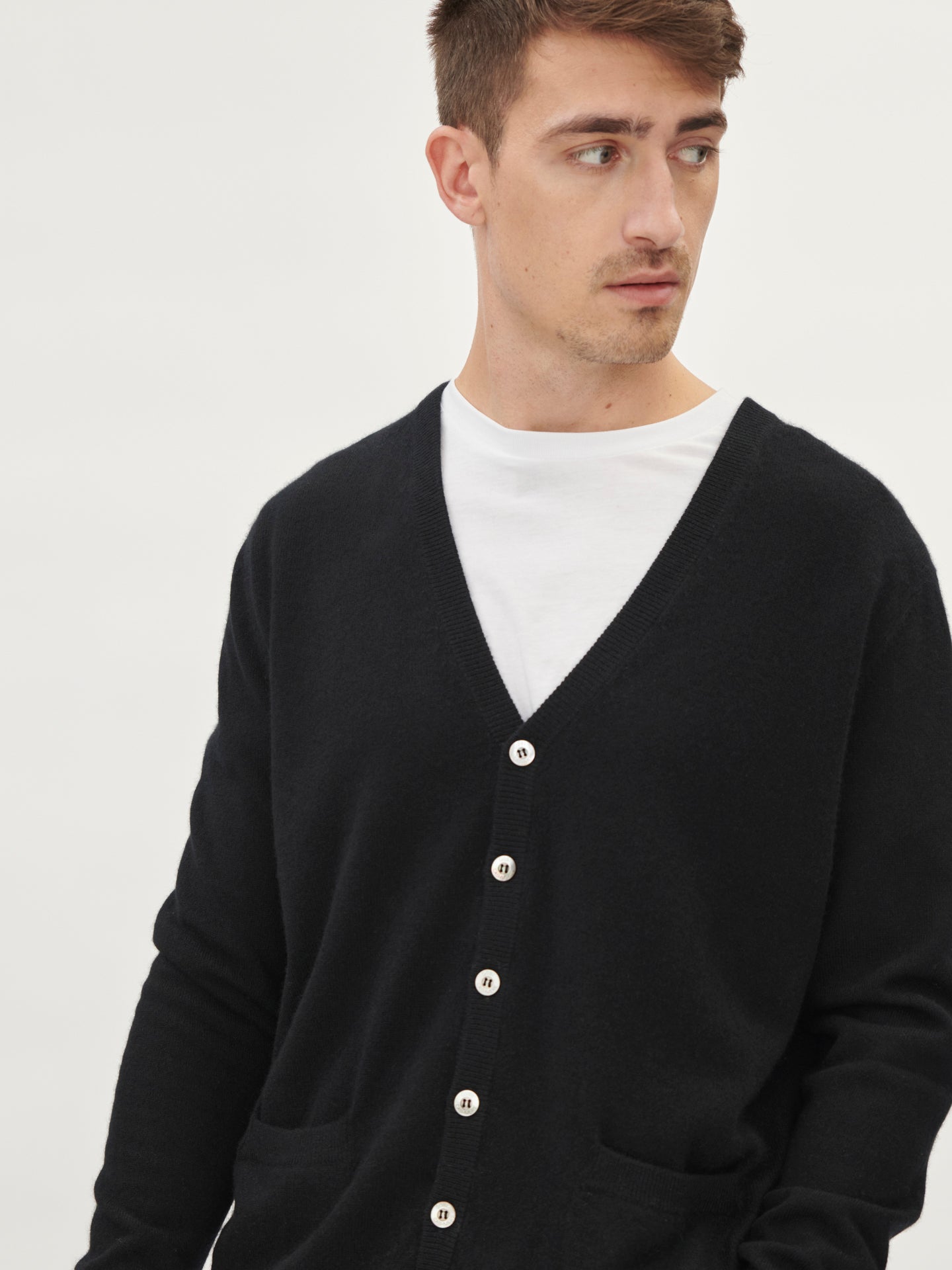 Herren Kachmir V-Ausschnitt Strickjacke Mit Knöpfen Schwarz - Gobi Cashmere