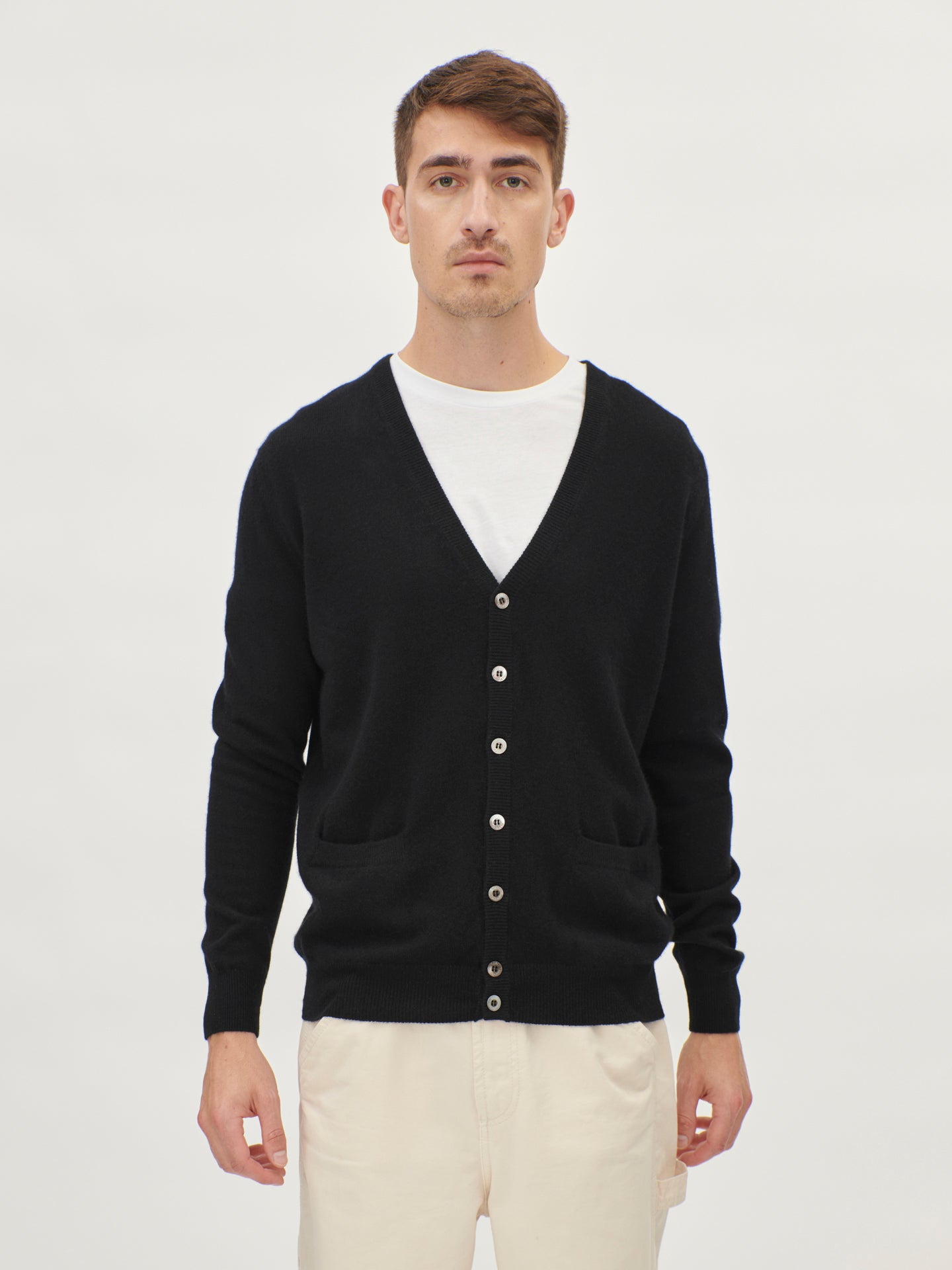 Herren Kachmir V-Ausschnitt Strickjacke Mit Knöpfen Schwarz - Gobi Cashmere