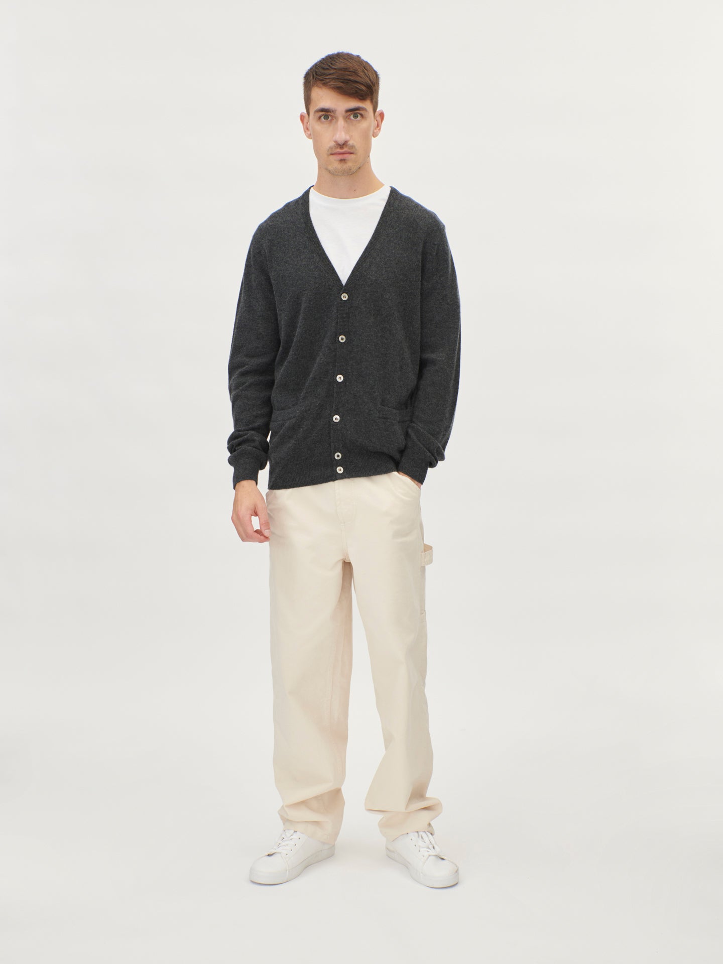 Herren Kachmir V-Ausschnitt Strickjacke Mit Knöpfen Holzkohle - Gobi Cashmere