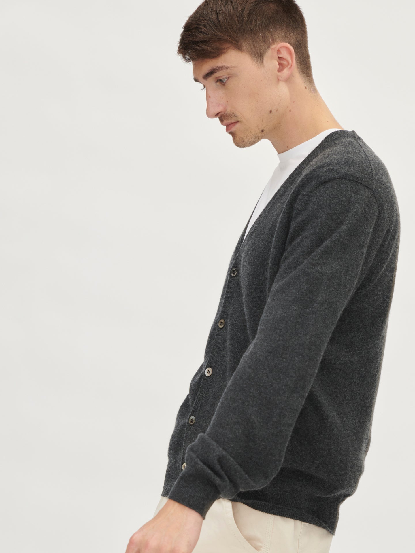 Herren Kachmir V-Ausschnitt Strickjacke Mit Knöpfen Holzkohle - Gobi Cashmere