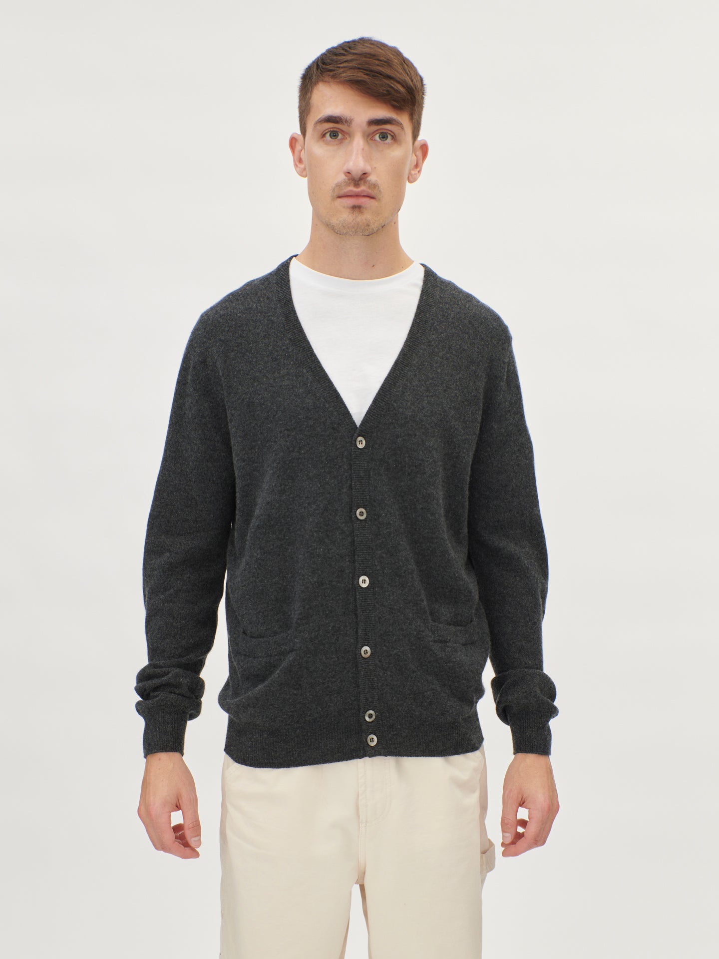 Herren Kachmir V-Ausschnitt Strickjacke Mit Knöpfen Holzkohle - Gobi Cashmere