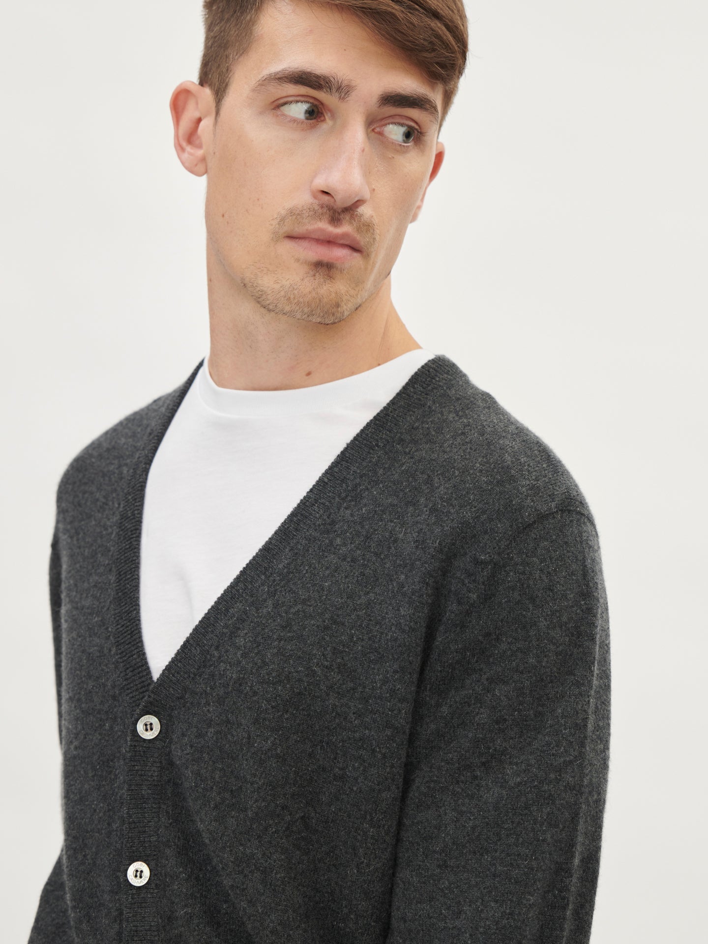 Herren Kachmir V-Ausschnitt Strickjacke Mit Knöpfen Holzkohle - Gobi Cashmere