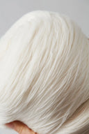 Nahaufnahme eines ungefärbten weißen Kaschmirgarns, Detail der Fäden zur Fadenzahl beim Kaschmir Pullover