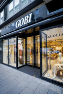 GOBI Store in Düsseldorf von außen, Schaufenster mit Schaufensterpuppen und Kaschmir Pullover Auslage