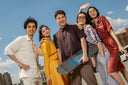 Fünf junge Models in Kaschmir für die junge Generation, Outfits in Creme, Gelb, Braun und Rostrot, einer mit Skateboard