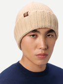 Kaschmir Mütze Unisex in Beige mit breitem Rippenumschlag, am Model getragen, Nahaufnahme von vorn