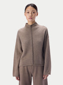 Kaschmirpullover mit Zopfgeflecht und Stehkragen
