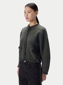 Seitenansicht der offenen Jacke in Ink Black mit Zierltaschen und geflochtenem Saum