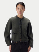 Damen Kaschmir Strickjacke in Ink Black mit geflochtenen Borten, Vorderansicht am Model