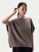 Model zeigt den seitlichen Fall des taupefarbenen Kaschmiroberteils, Detailansicht des Strickbunds