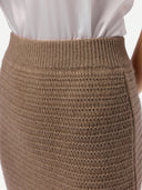 Detailaufnahme am Model: Rippenbund und horizontale Strickstruktur des Rocks in Taupe zu weißer Bluse